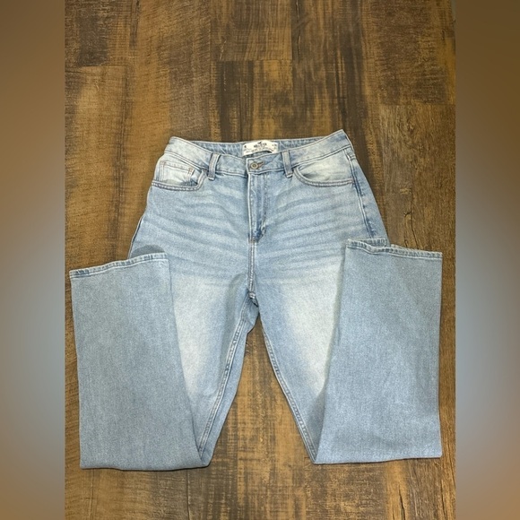 Hollister Vintage Curvy High Rise Jeans - Picture 3 of 12